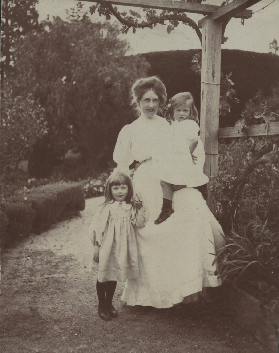 Gertrude & Nieces 1908